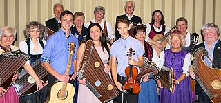 Die Mitglieder des Zitherverein „Edelweiß“ Salzburg mit dem Trio Rozej aus Slowenien anlässlich der beiden Konzerte. 