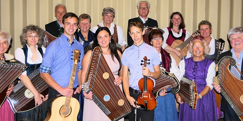 Die Mitglieder des Zitherverein „Edelweiß“ Salzburg mit dem Trio Rozej aus Slowenien anlässlich der beiden Konzerte. 